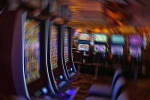 máquinas de casino en el área de entretenimiento por la noche