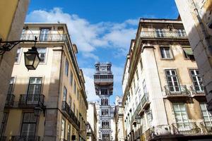 entrada del ascensor de santa justa ubicada cerca de la plaza rossio en el centro histórico de la ciudad de lisboa foto