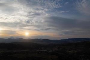 pintorescos paisajes andaluces cerca de ronda, españa foto