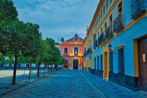 calles de sevilla en una puesta de sol temprana en el centro histórico foto