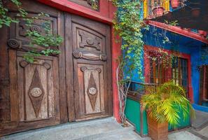 méxico, monterrey, coloridas casas históricas en el barrio antiguo, una famosa atracción turística foto