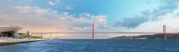 lisboa, portugal, 25 de abril puente sobre el río tajo foto