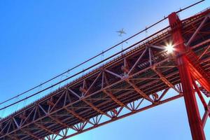 lisboa, hito suspensión 25 de abril puente foto