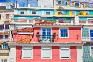 coloridos edificios del centro histórico de lisboa foto