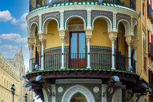 españa, calles de sevilla en una puesta de sol temprana en el centro histórico de la ciudad foto