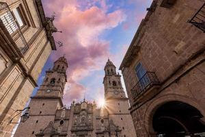 méjico, morelia, destino turístico popular catedral de morelia en la plaza de armas en el centro histórico