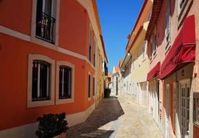 calles estrechas de cascais en el casco antiguo foto