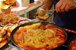 preparación de paella - puesto de mercado callejero cerca de la plaza de la catedral de barcelona foto