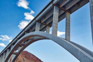 Puentes y torres de energía de la presa Hoover foto