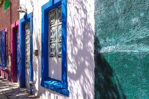 mexico, atractivos turisticos y calles coloridas y casas coloniales en el centro historico de leon foto