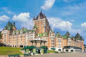 canadá, chateau frontenac en el centro histórico de quebec con vistas panorámicas del río san lorenzo foto