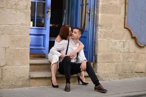 hermosa pareja elegante en una cita en las calles de la ciudad vieja. foto