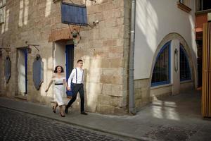 hermosa pareja elegante en una cita en las calles de la ciudad vieja. foto