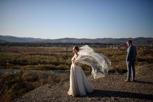 sesión de fotos de boda de los novios en las montañas. sesión de fotos al atardecer.