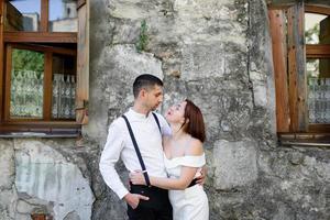 hermosa pareja elegante en una cita en las calles de la ciudad vieja. foto