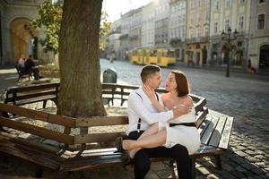 hermosa pareja elegante en una cita en las calles de la ciudad vieja. foto