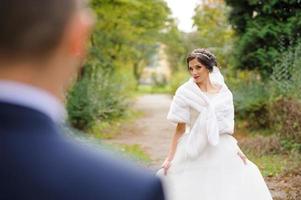 la novia y el novio en el fondo del parque de otoño. foto