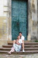 una pareja enamorada en las calles del puente viejo foto