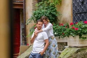 una pareja enamorada en las calles del puente viejo foto