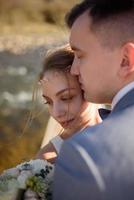 retrato de primer plano de la novia y el novio un momento antes del beso. foto