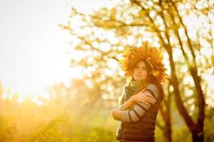retrato de una joven en el parque de otoño. foto