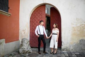 hermosa pareja elegante en una cita en las calles de la ciudad vieja. foto