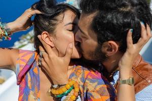 un hombre y una mujer se abrazan contra el telón de fondo de la roca skaros en la isla de santorini. el pueblo de imerovigli. foto