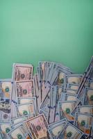 dólares americanos sobre un fondo verde. finanzas y negocios. foto