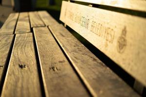 banco de madera para sentarse en el parque foto