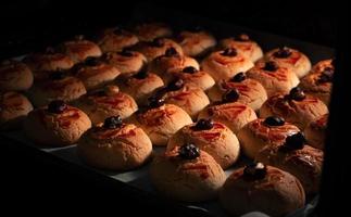 galletas horneadas en bandeja negra con luz espectacular foto