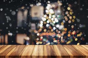 mesa de madera sobre fondo de árbol de Navidad borroso. para exhibir o montar sus productos. foto
