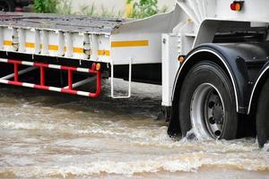 camioneta y vehículo en aguas de inundación, seguro de automóvil y concepto de situación peligrosa. foto