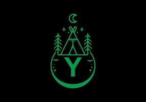 color verde de la letra inicial y en la insignia del círculo de camping vector