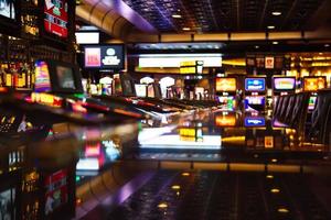 máquinas de casino en el área de entretenimiento por la noche