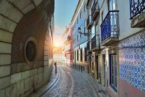 coloridas calles de lisboa foto