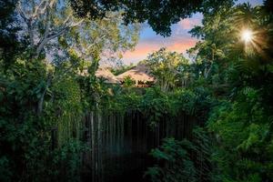méxico, cenote ik kil cerca de la península de merida yucatán en el parque arqueológico cerca de chichén itzá foto