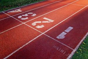 pista de atletismo al amanecer foto