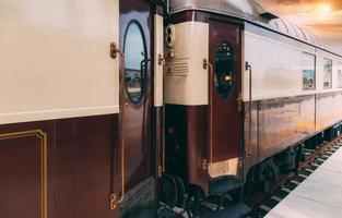 andalucía antiguo tren de lujo en la estación de ronda foto