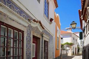 calles estrechas de cascais en el casco antiguo foto