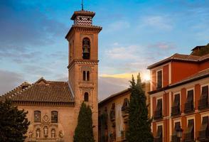 calles de españa, granada y arquitectura española en un pintoresco centro histórico de la ciudad