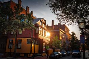 históricas calles de boston beacon hill y edificios históricos de ladrillo foto