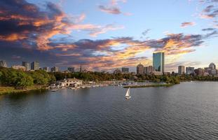 vista panorámica del centro de la ciudad de boston y del centro histórico desde el emblemático puente longfellow sobre el río charles foto