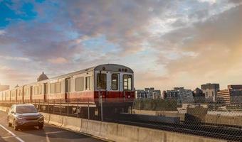 líneas de metro de boston, tren cruzando el puente longfellow sobre el pintoresco río charles foto