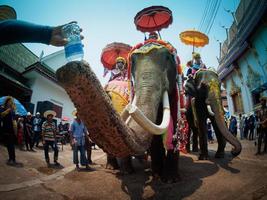 agua potable de elefante, procesión de ordenación de espalda de elefante, 7 de abril de 2020 en ban hat-siao, provincia de sukhothai, tailandia foto