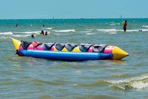 chonburi, tailandia -06 mar. Barco banana 2021 flotando en la playa de bangsaen. foto