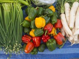 vista superior de verduras frescas a la venta en el mercado de productos frescos foto