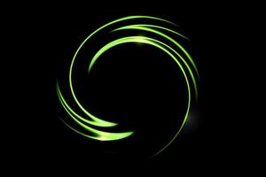 luz de cometa de fuego verde volando en círculo. luces brillantes en movimiento con partículas en el cielo negro. anillo de fuego, fondo abstracto foto
