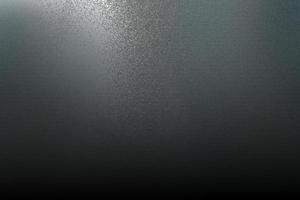 textura de pared metálica gris áspera en cuarto oscuro, fondo abstracto foto