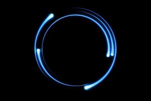 Luz de cometa de fuego azul volando en círculo. luces brillantes en movimiento con partículas en el cielo negro. anillo de fuego, fondo abstracto