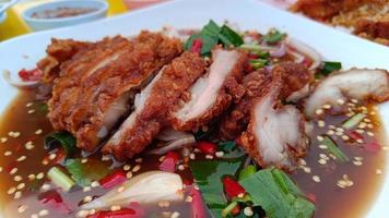 ensalada de pollo frito picante con comida tailandesa isaan foto